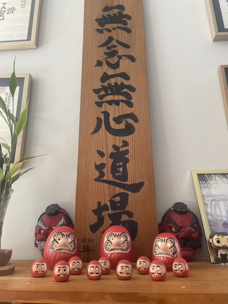 Placa do Dojo na biblioteca.